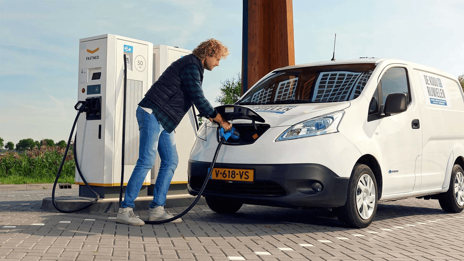 Man tankt bedrijfsbus bij een tankstation